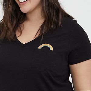 CLASSIC FIT V-NECK RAINBOW POCKET TEE BLACK